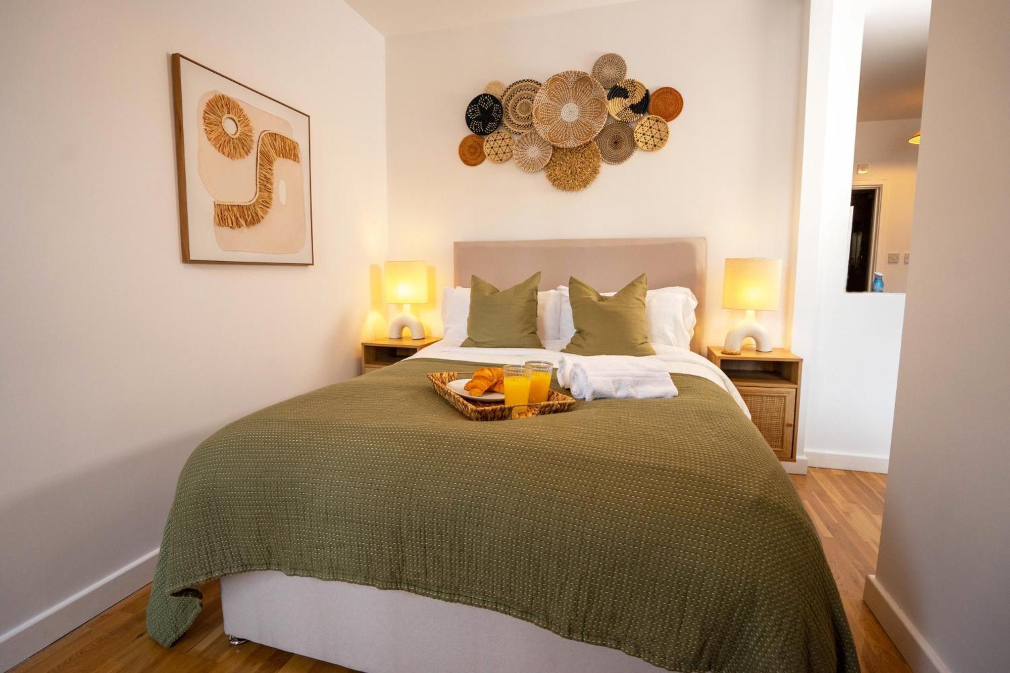 Boho Style - King Bed, Central, Super Fast Wi-fi *